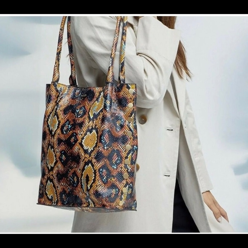 The most important part is looking fabulous in a beautiful Hammitt bag! - Picture 6 of 12